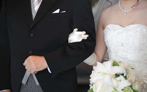 親から子どもに贈る結婚・入籍祝い(祝儀&プレゼント)金額の相場はどのくらい?